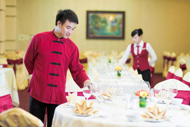 cách tính lương cơ bản cho nhân viên nhà hàng khách sạn