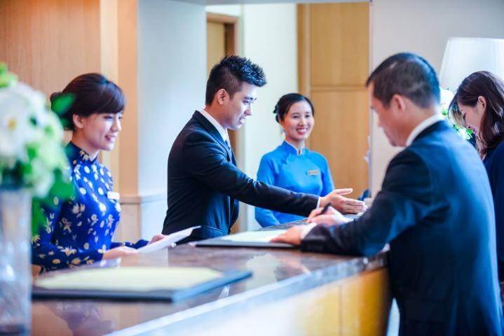 37 Nguyên tắc và cách cư xử chuẩn lễ tân khách sạn